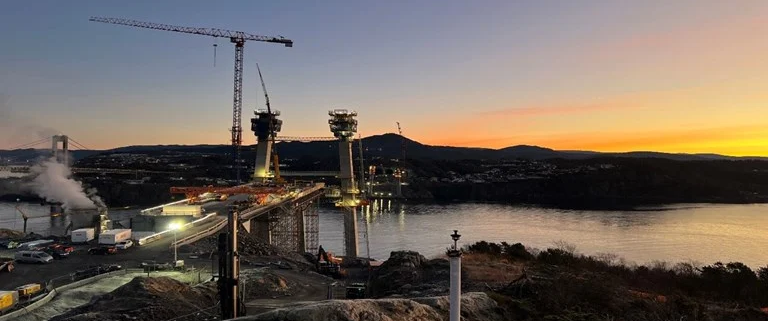 Brutårnet i Knarrevika reiser seg. Foto: Sotra Link